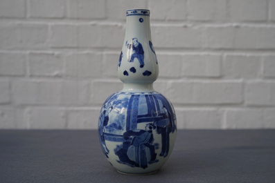 Een Chinese blauwwitte kalebasvaas met figuratief decor, Kangxi